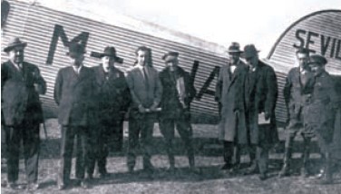 Autoridades y pasajeros en la inauguración de la línea Madrid-Sevilla de Unión Aérea Española, el 29 de abril de 1927