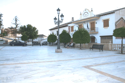 Plaza de Espaa de Otura y edificio del Ayuntamiento